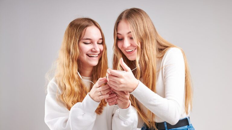 Fangirling 101: A Guide On How To Approach Fandom